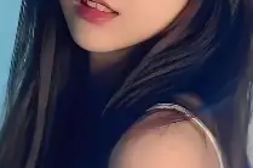算是救赎文。女主是小镇出来的姑娘被网暴回到家乡遇到男主。此时她是外地来旅游的漂亮有钱女人他是活一天算一天破旧酒吧小老板。第一次见面女主见色起意以为男主是🦆但其实他是只想逃离妈妈掌控的